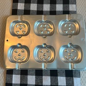 - 1995 Wilton Pumpkin Pop Aluminum Pan
